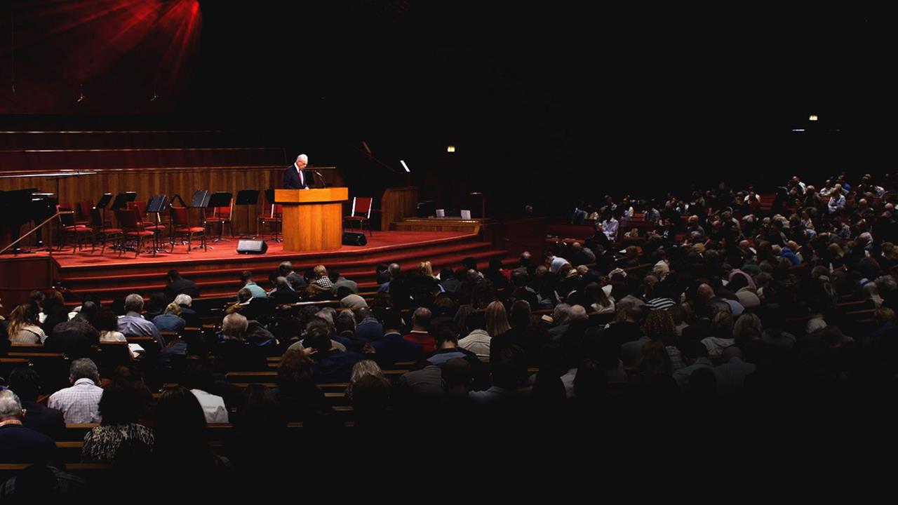 Pdt. John MacArthur berkhotbah di Worship Center Grace Community Church.
